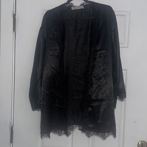 OS Madeline & Monroe kimono black with lace trim